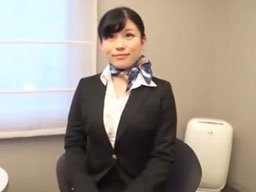 童貞を相手に最初は戸惑っていたが徐々に本性を現すCAさん